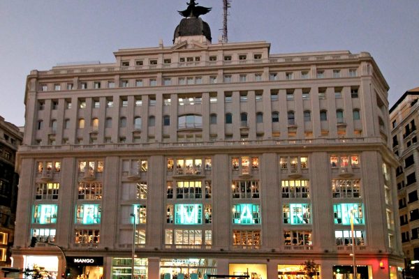'Madrid-Paris Building' at 32 Gran Via (avenue) in Madrid (Spain). Built in 1924 and altered in 1935. Lens: Canon EF-S 10-18mm F4.5-5.6 IS STM.